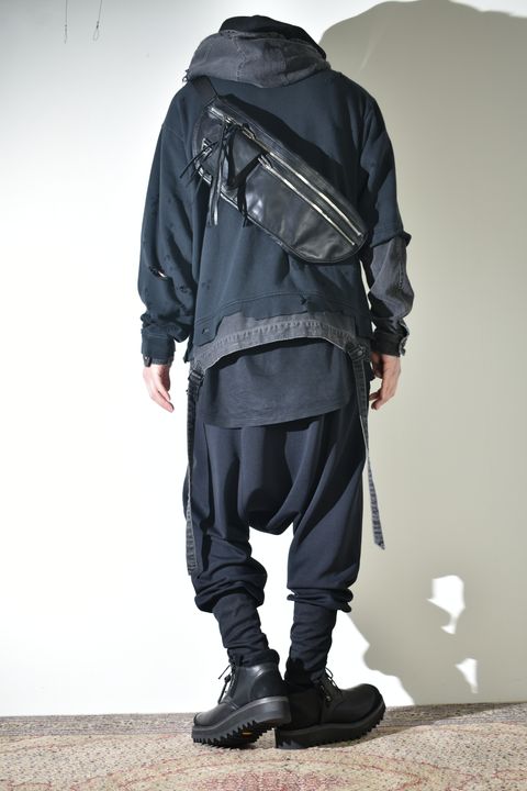 リラックス感のあるパンツでカジュアルに