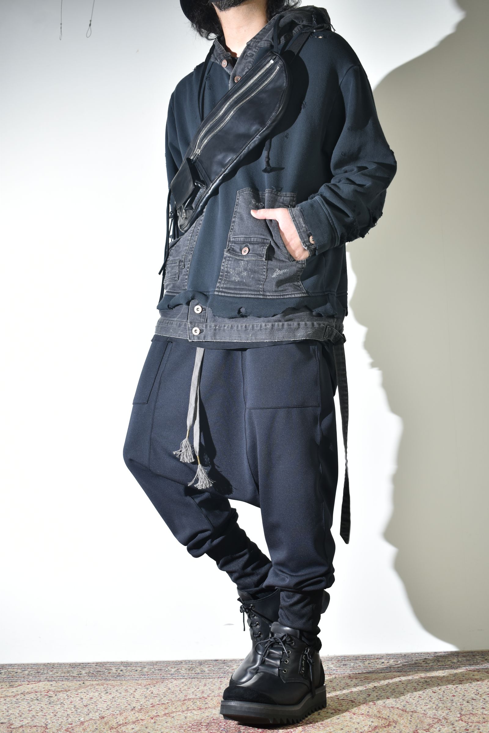 リラックス感のあるパンツでカジュアルに