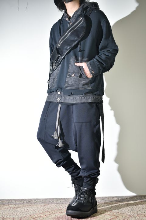 リラックス感のあるパンツでカジュアルに