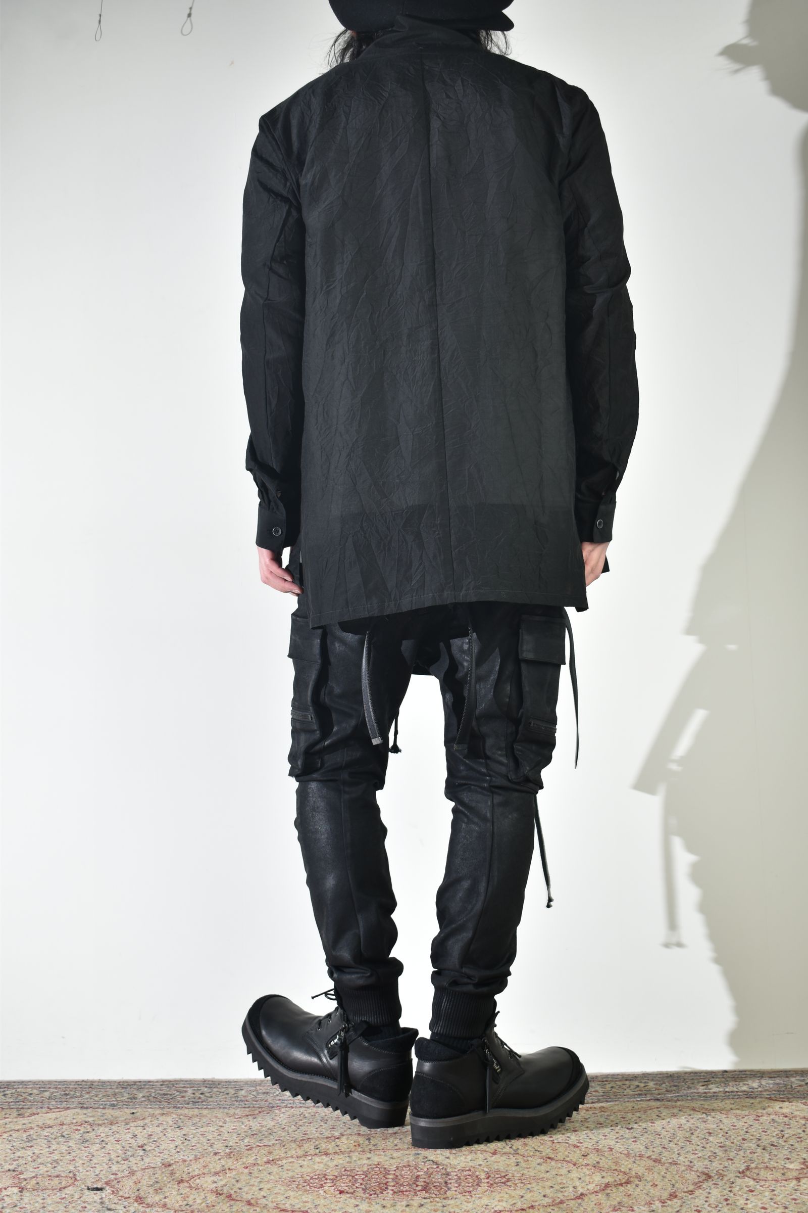 ショールカラーシャツ、インナーは白で