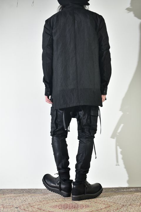 ショールカラーシャツ、インナーは白で