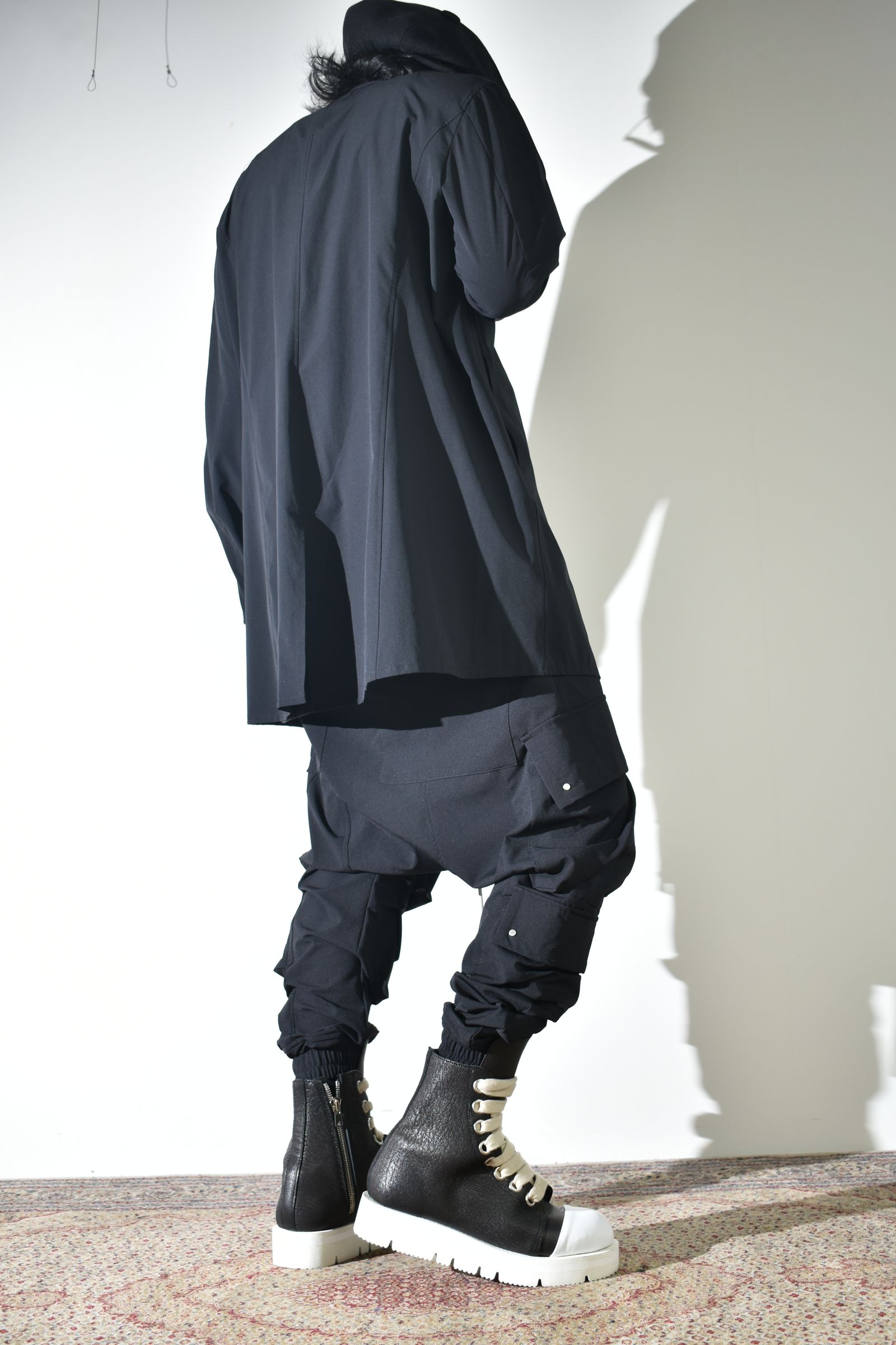 テクニカルな生地感とディテールで