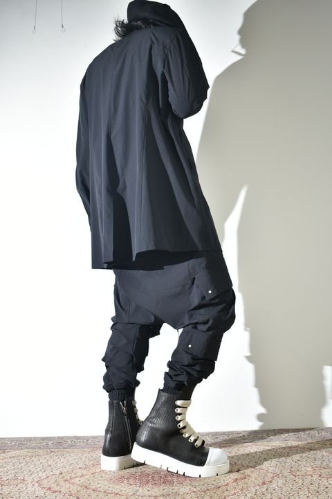 テクニカルな生地感とディテールで