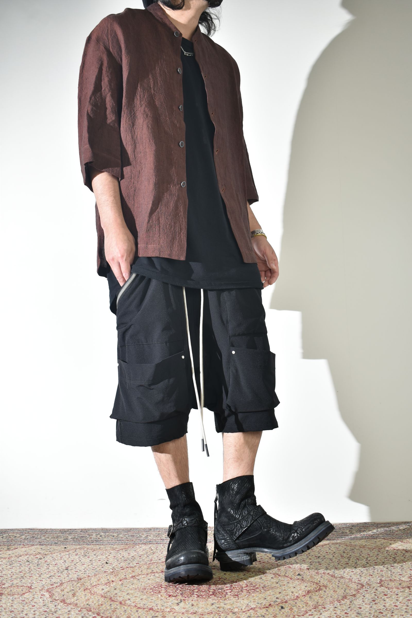 リネンシャツ × ストレッチナイロンショーツ