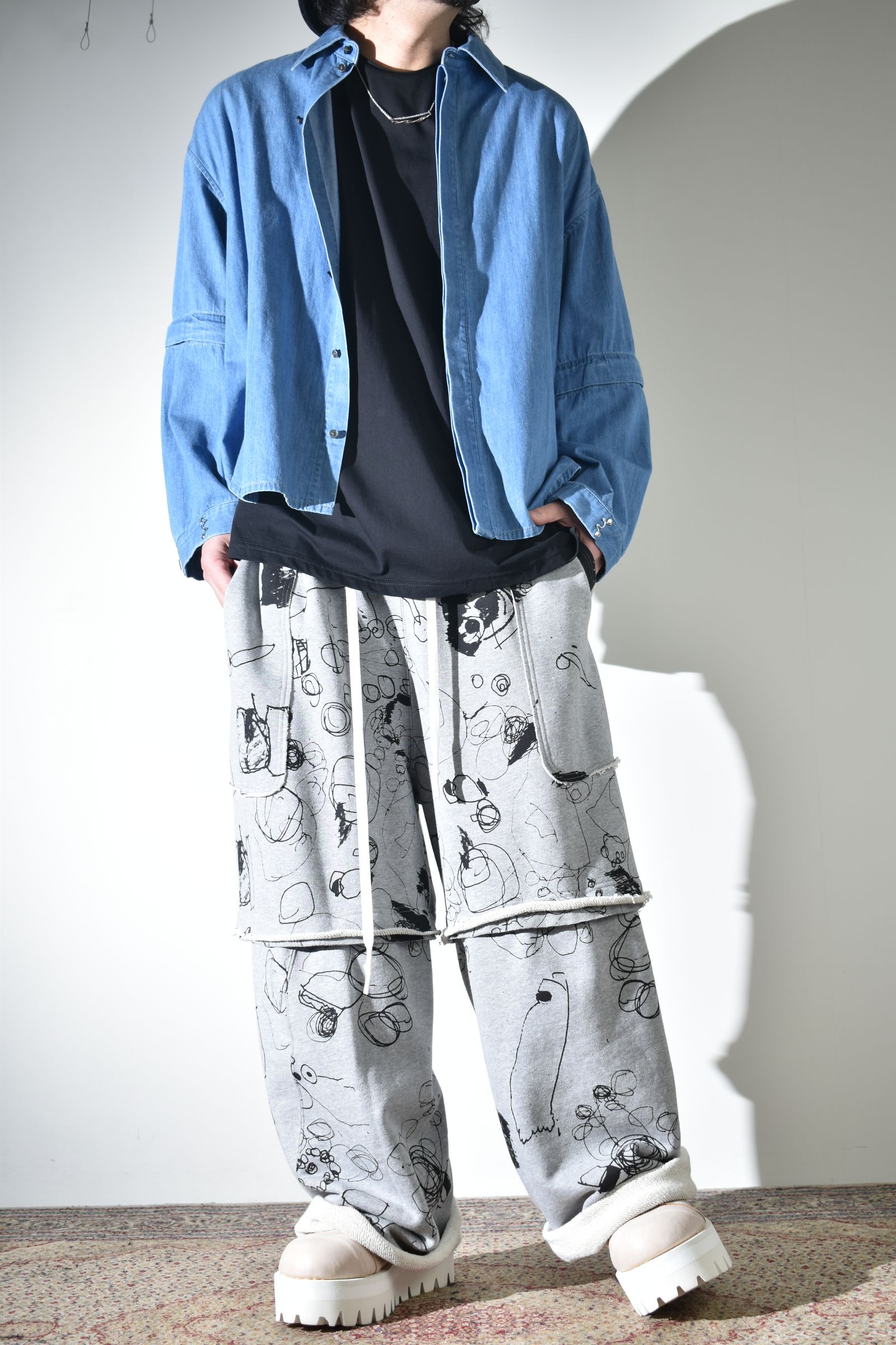 カジュアルだけじゃないデニムシャツ×スウェットパンツ