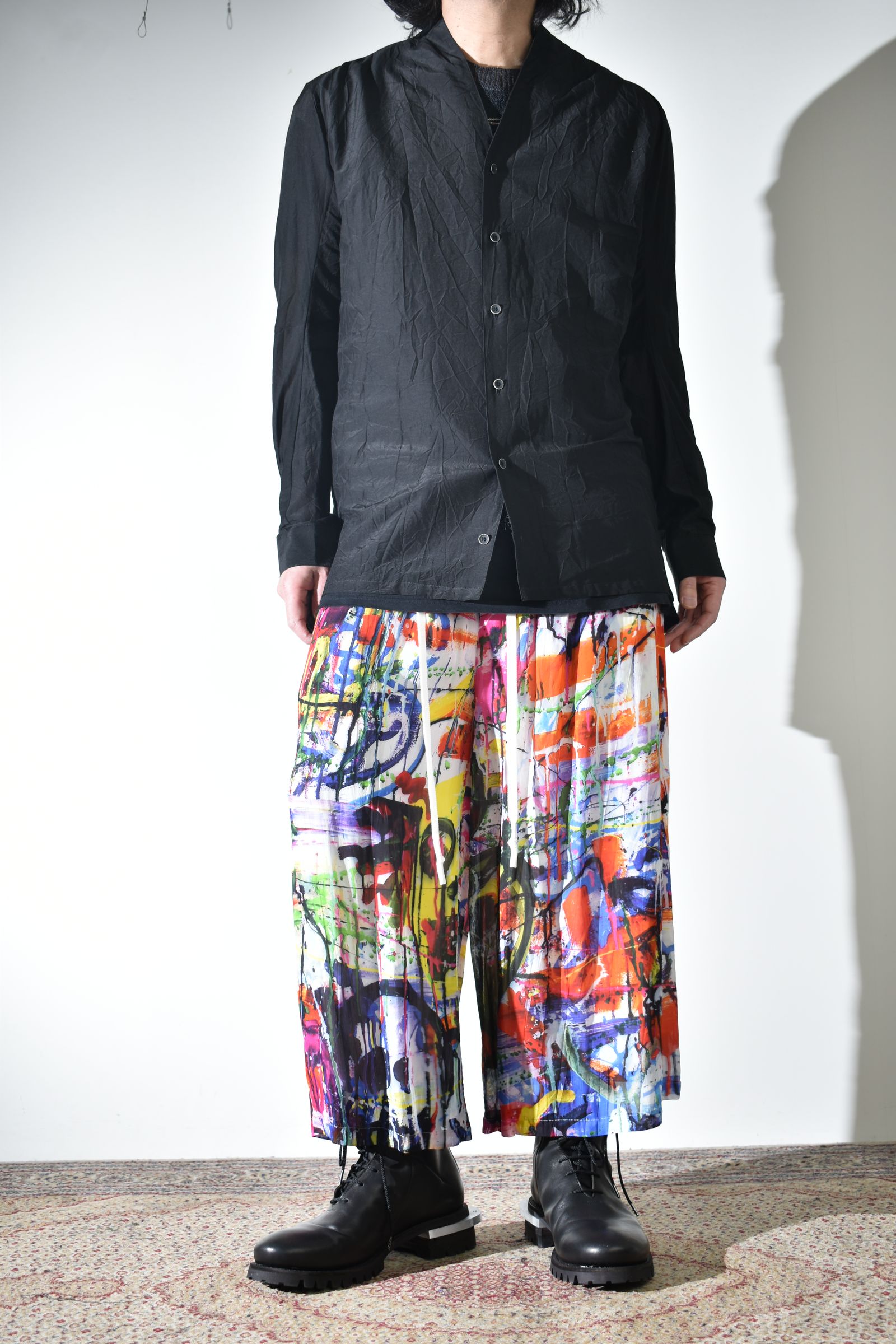 ソリッドなシャツにカラフルなクロップドイージーパンツ