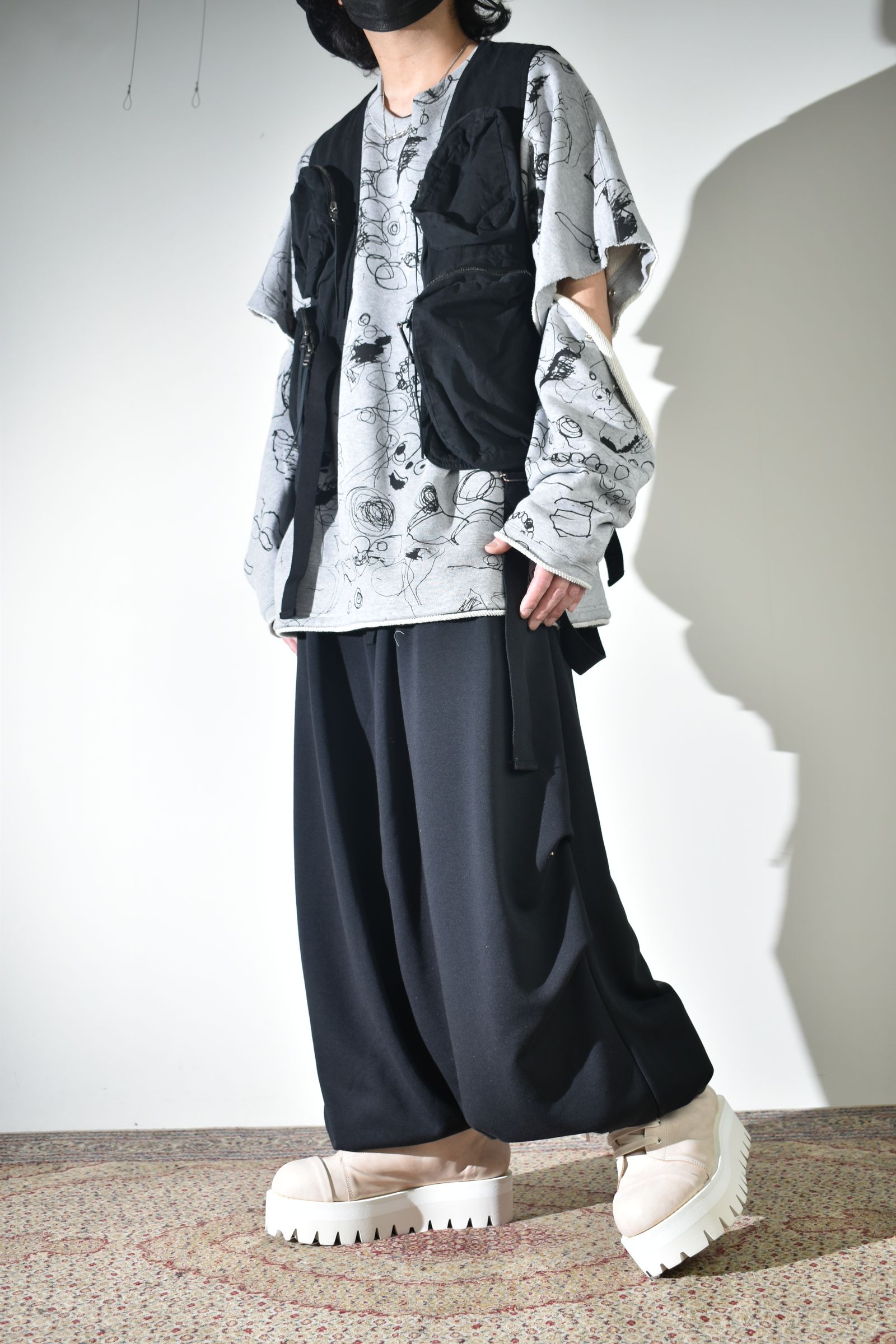 ラフなスウェットにベスト