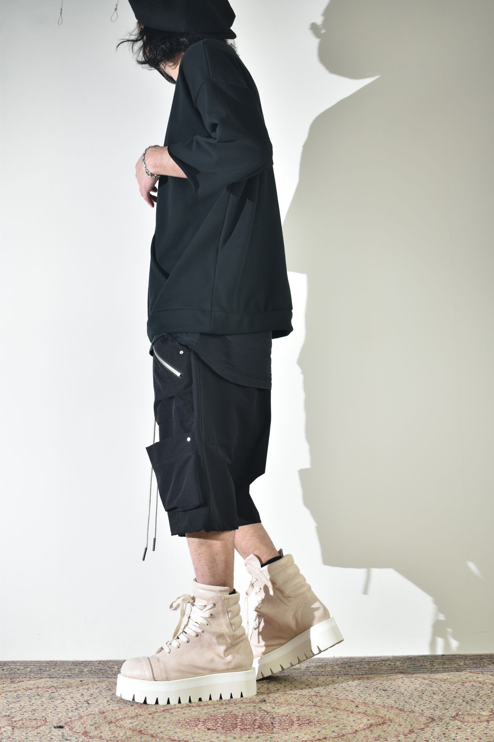 ドライタッチなスウェットで初夏意識