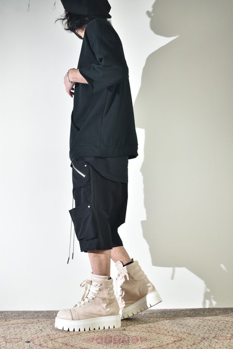 ドライタッチなスウェットで初夏意識