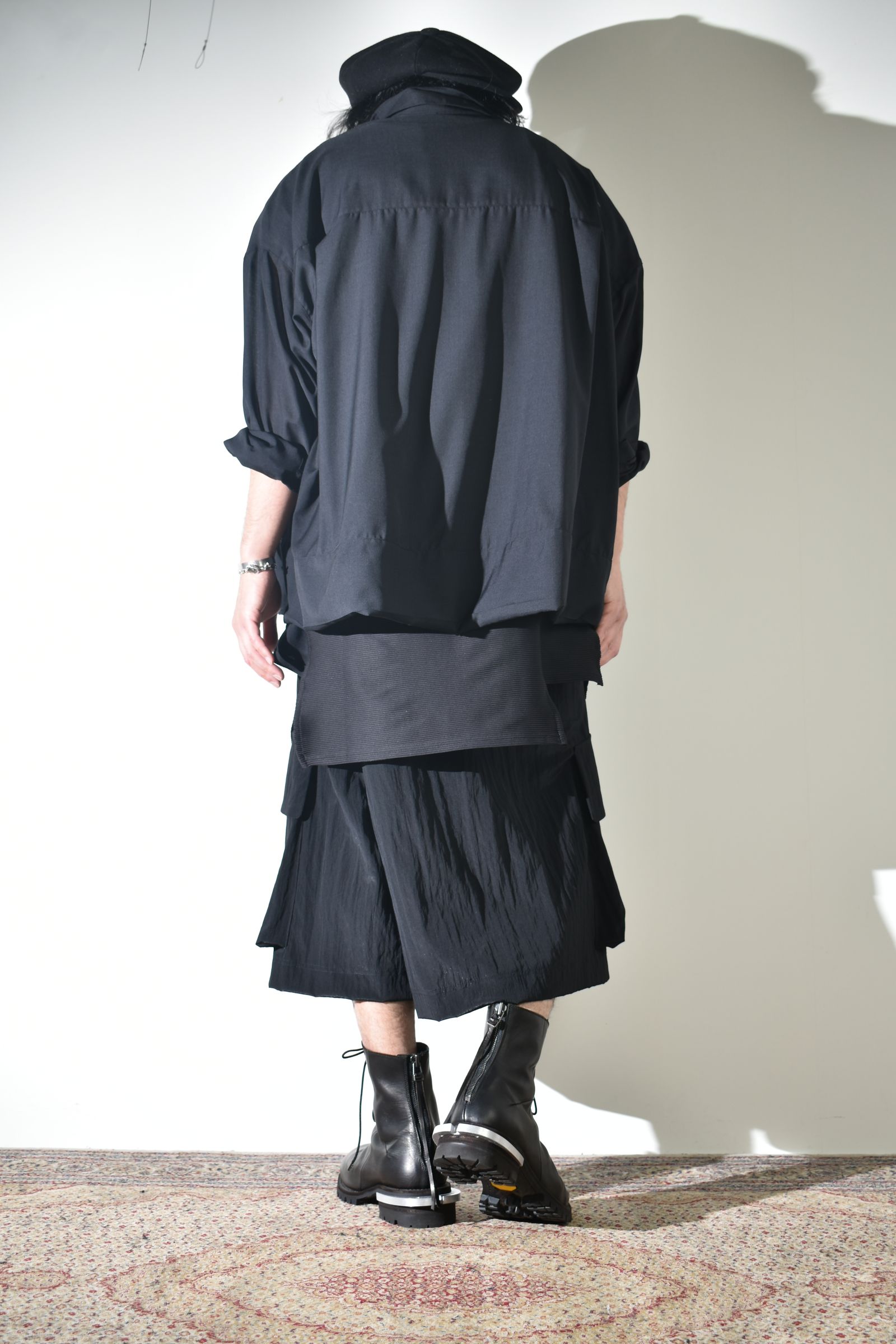着こなしの幅広いA.F artefactのシャツ