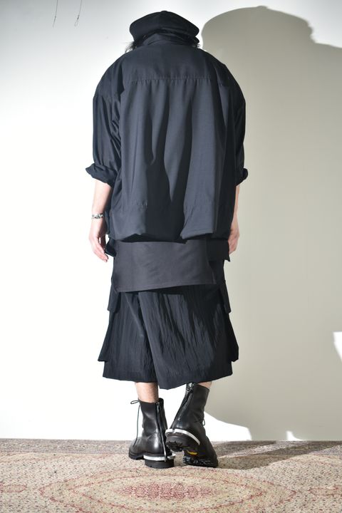 着こなしの幅広いA.F artefactのシャツ