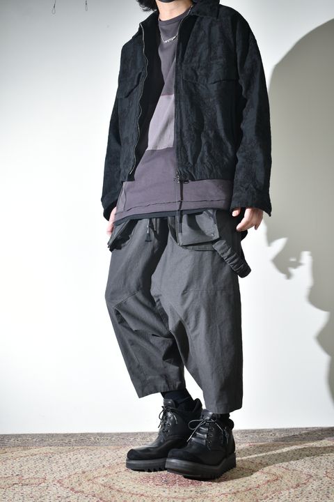 オーバーオールにラフなブルゾン