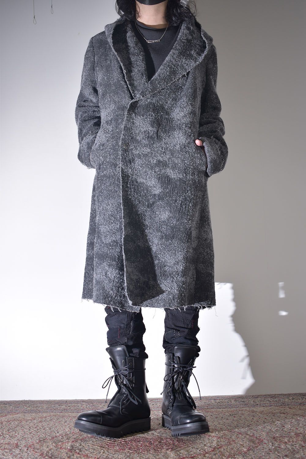 雰囲気のあるコートを羽織る