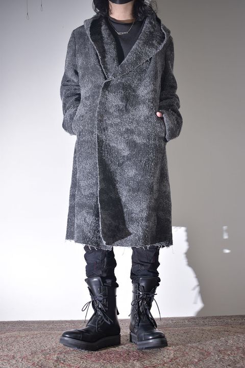 雰囲気のあるコートを羽織る