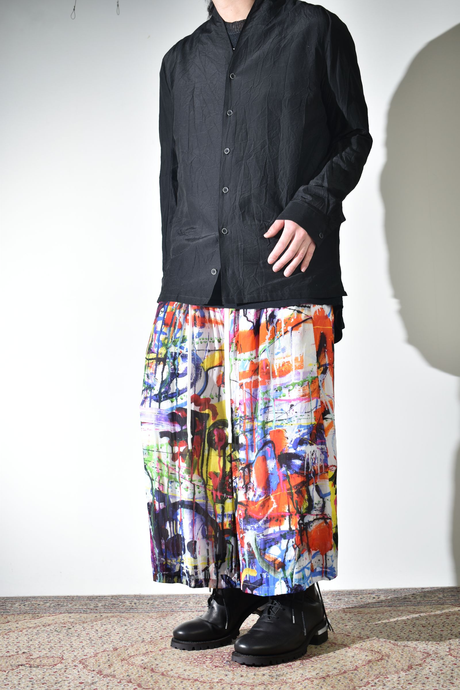 ソリッドなシャツにカラフルなクロップドイージーパンツ