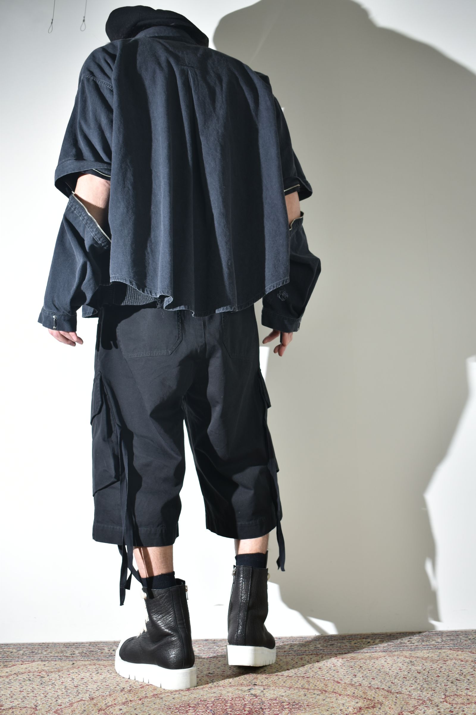 デニムシャツとカーゴショーツ