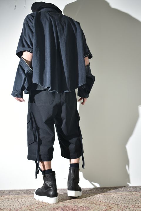 デニムシャツとカーゴショーツ