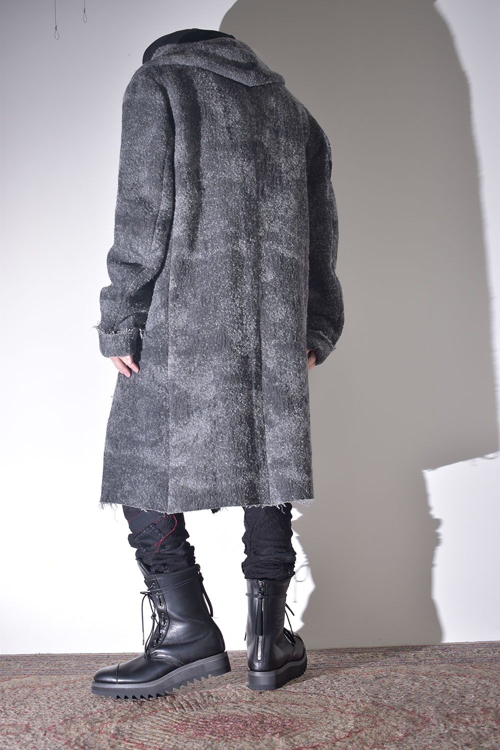 雰囲気のあるコートを羽織る