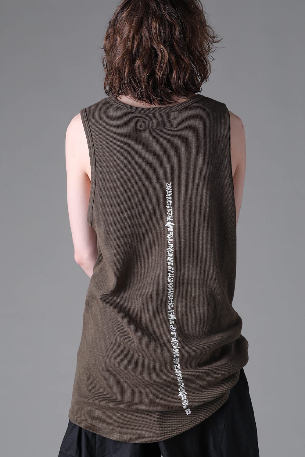 《2026AW先行予約》Back Printed Waffle Jersey Long Tank Top"Black / D.Grey / Ivory /Khaki"バックプリントワッフルジャージーロングタンクトップ"ブラック/ダークグレー/アイボリー/カーキ"
