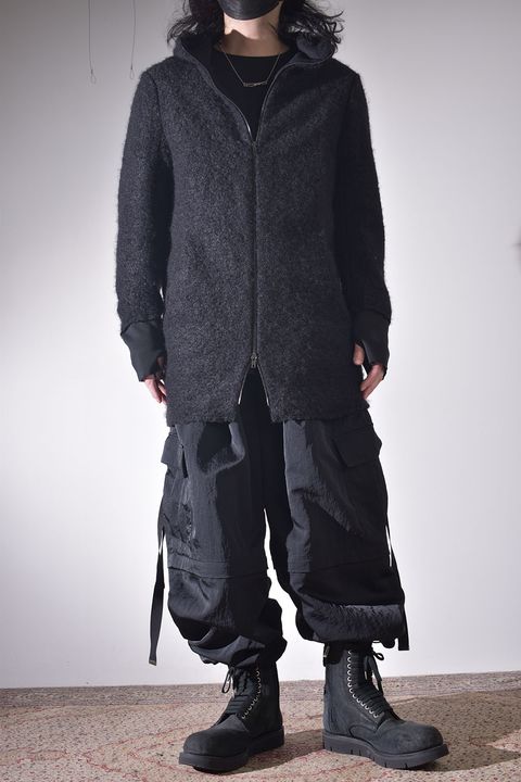 素材の変化で楽しむオールブラック