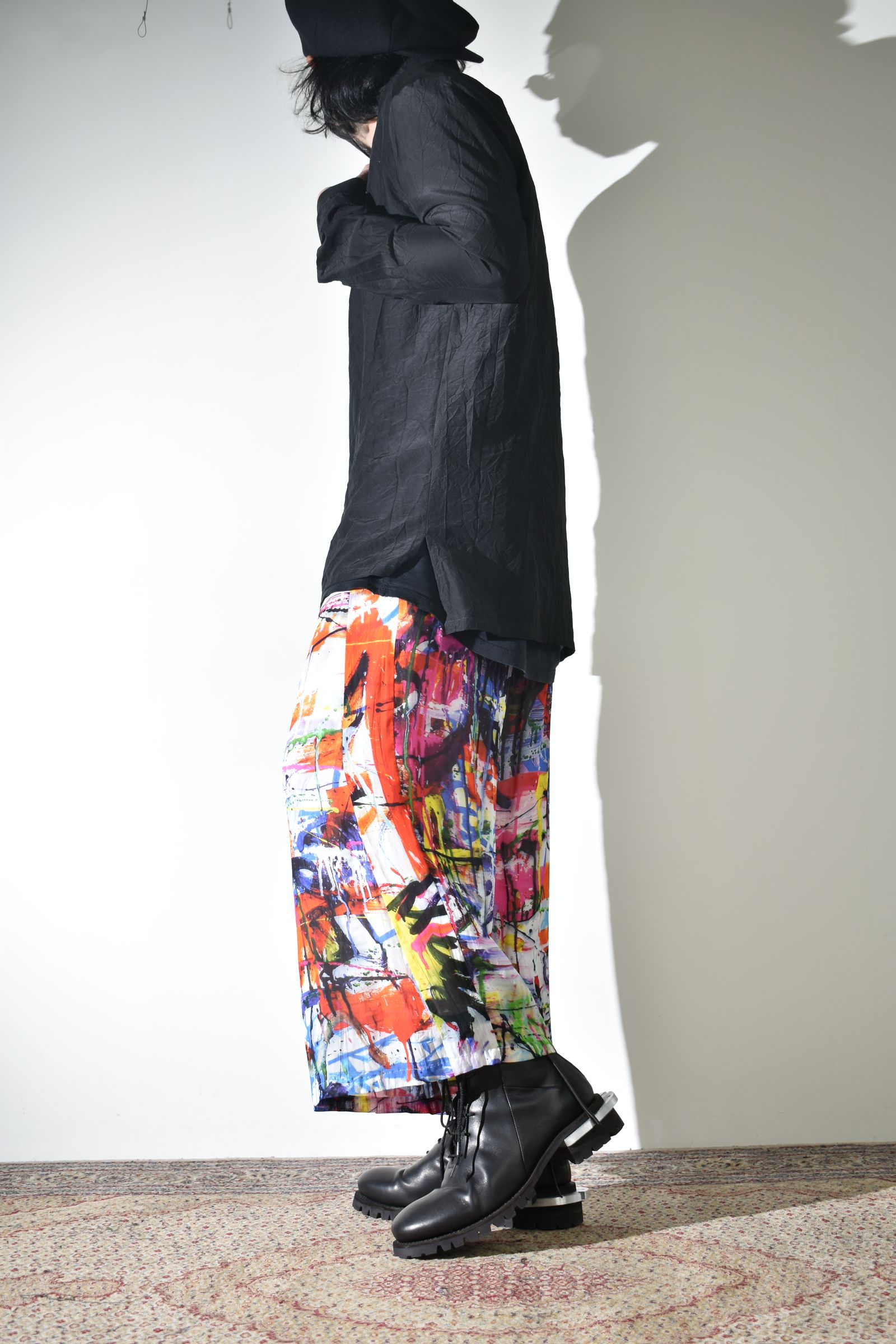 ソリッドなシャツにカラフルなクロップドイージーパンツ