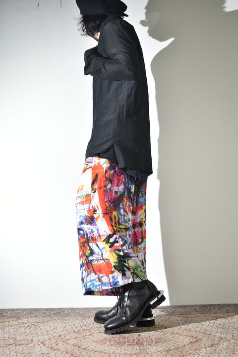 ソリッドなシャツにカラフルなクロップドイージーパンツ