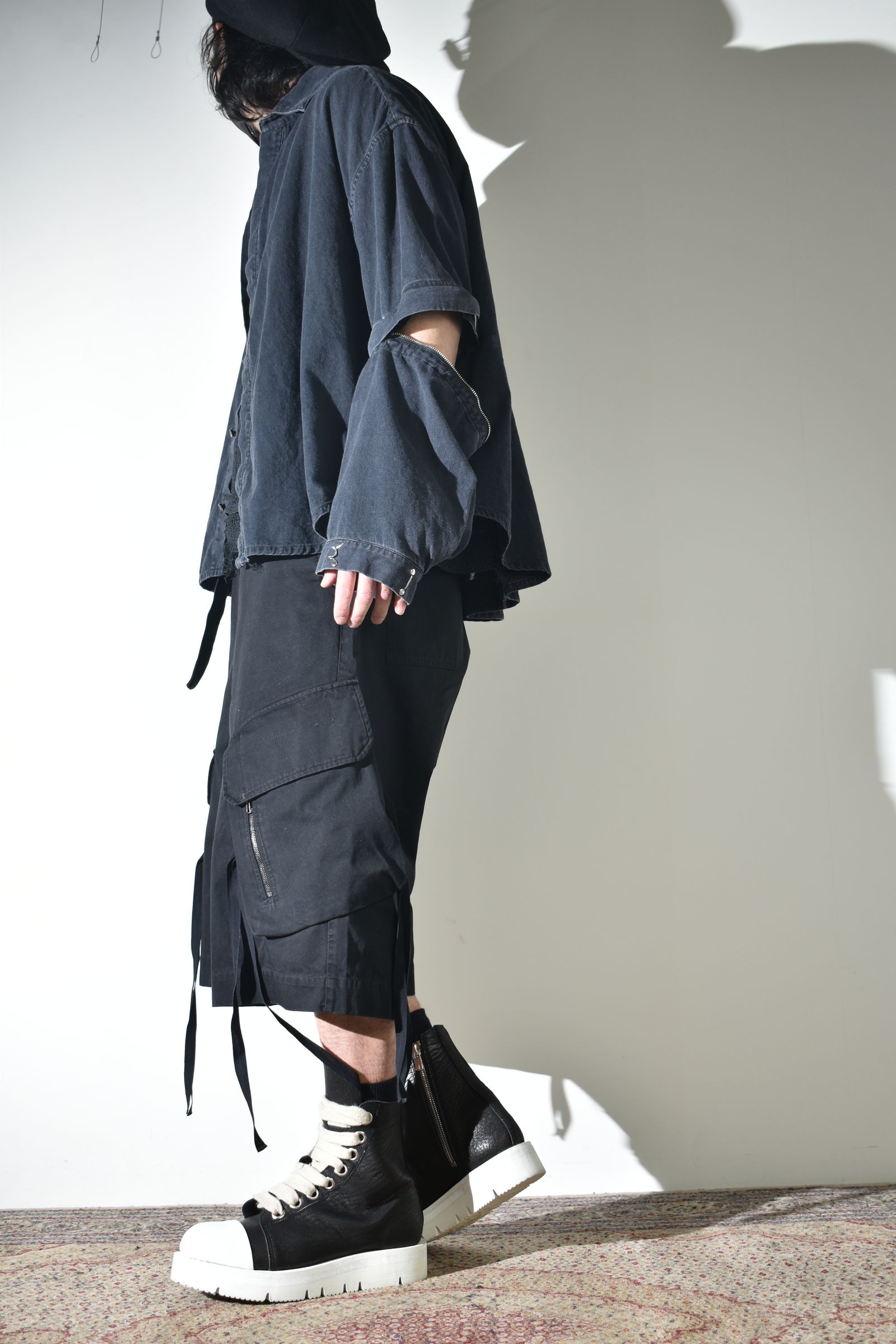 デニムシャツとカーゴショーツ