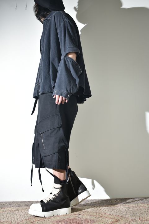 デニムシャツとカーゴショーツ