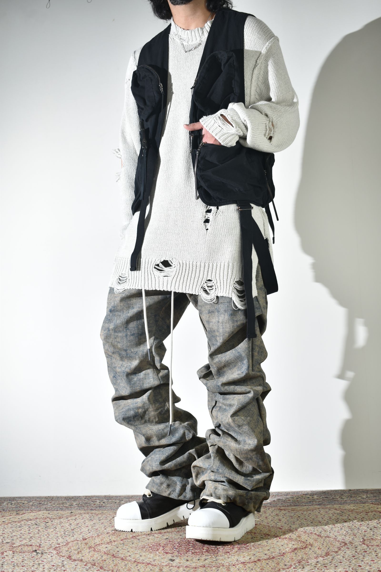 通気性も良いダメージコットンニットにベストでレイヤード