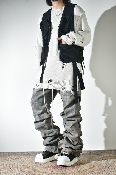 通気性も良いダメージコットンニットにベストでレイヤード