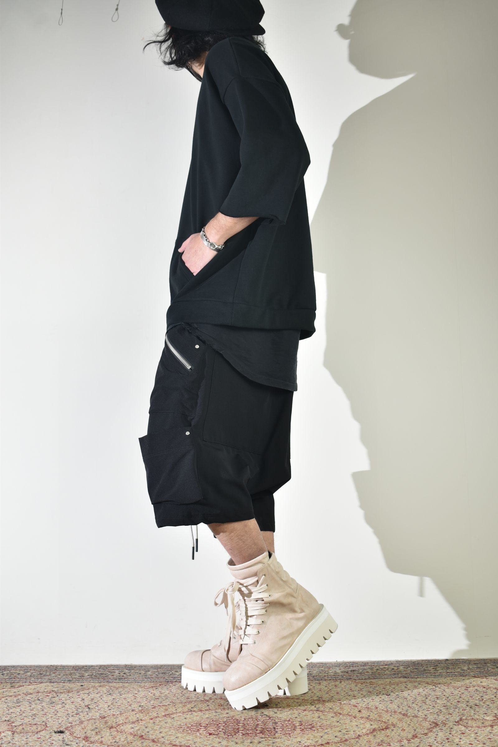 ドライタッチなスウェットで初夏意識