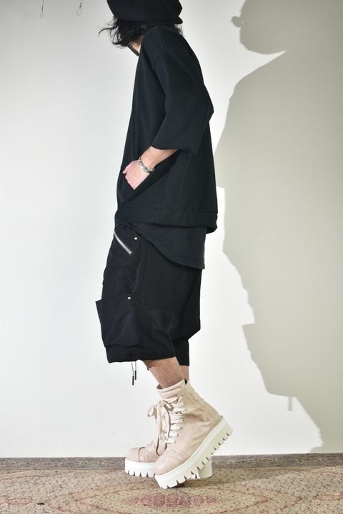 ドライタッチなスウェットで初夏意識