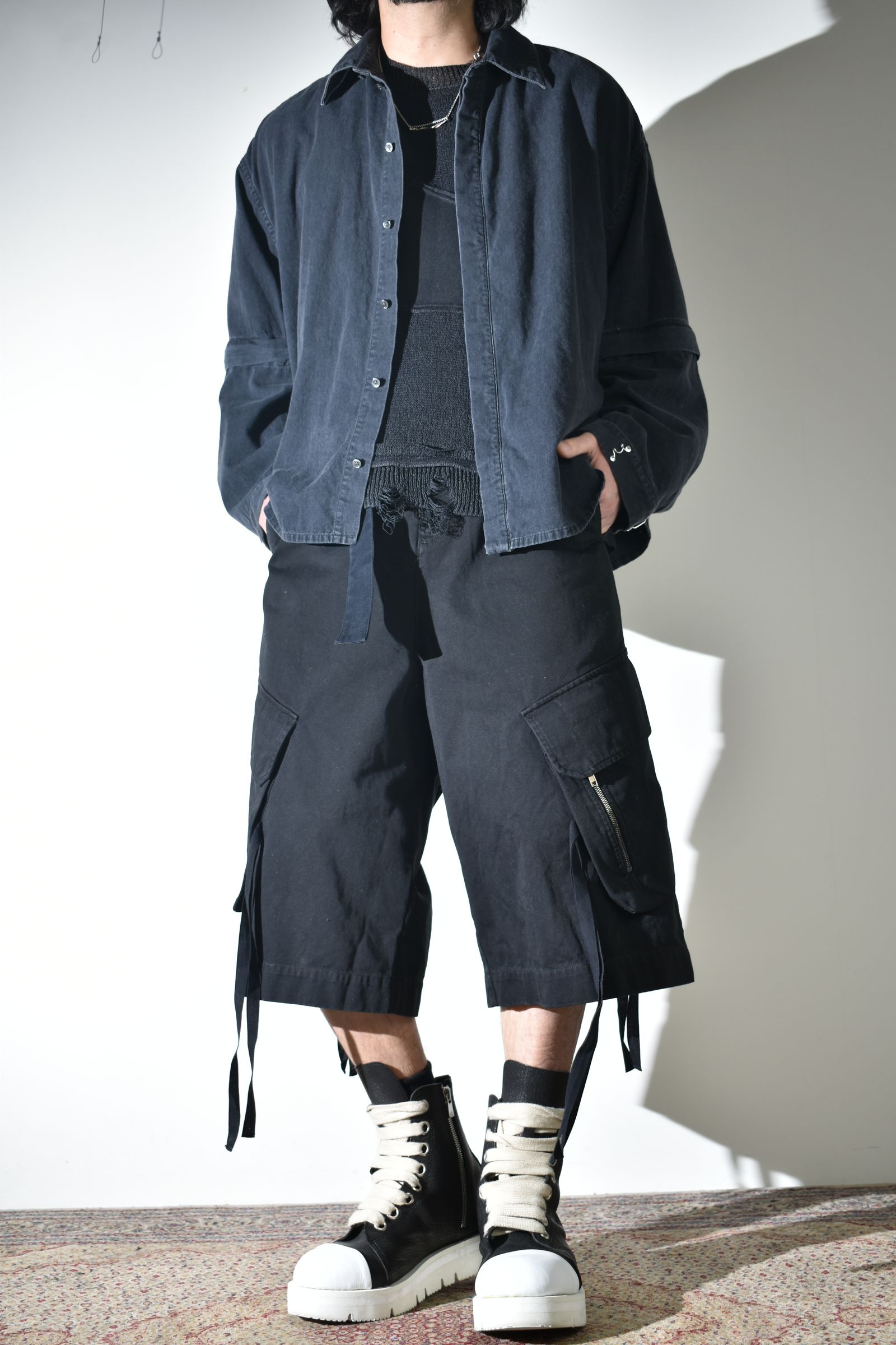 デニムシャツとカーゴショーツ