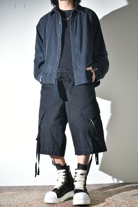 デニムシャツとカーゴショーツ