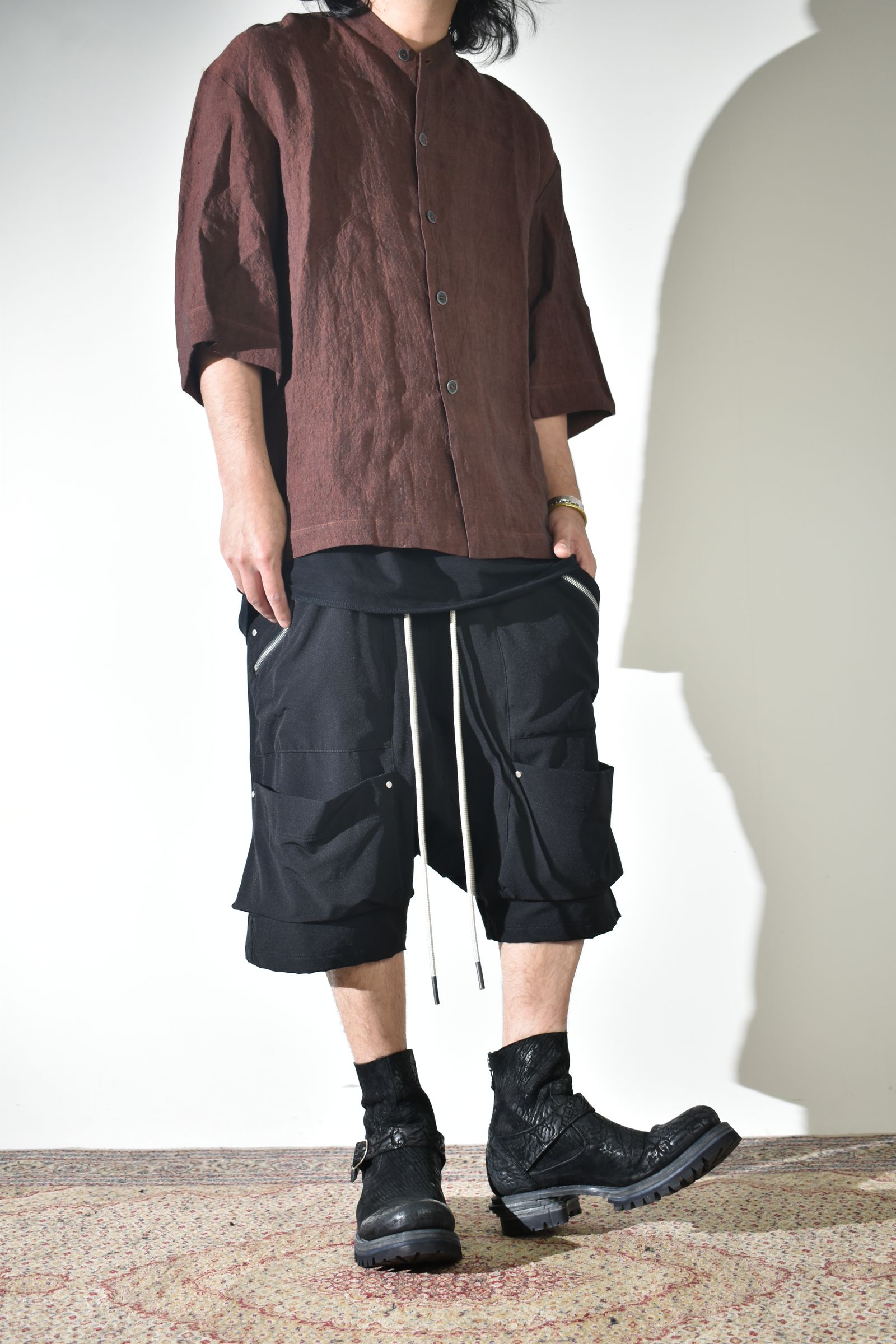 リネンシャツ × ストレッチナイロンショーツ