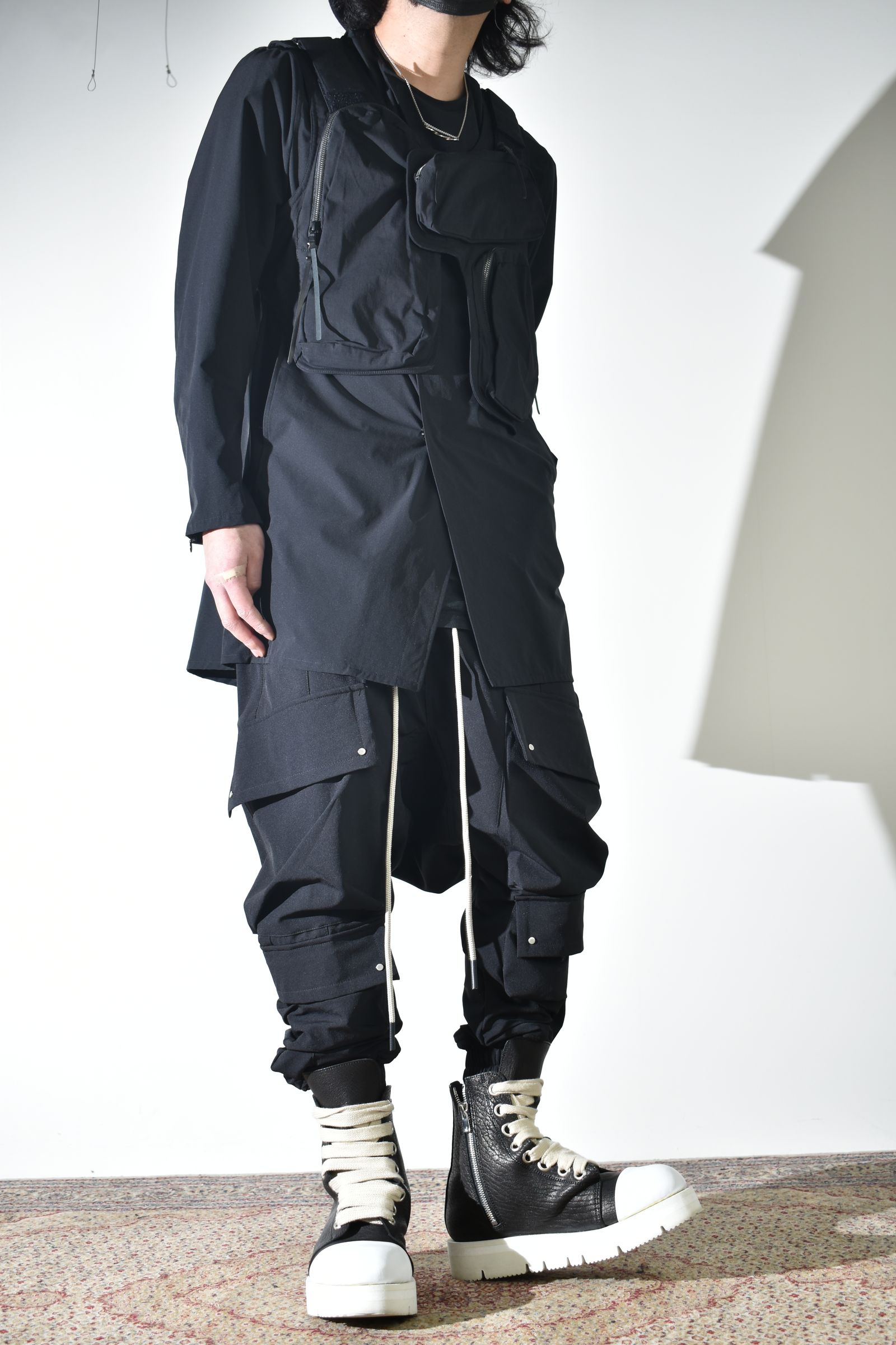 テクニカルな生地感とディテールで