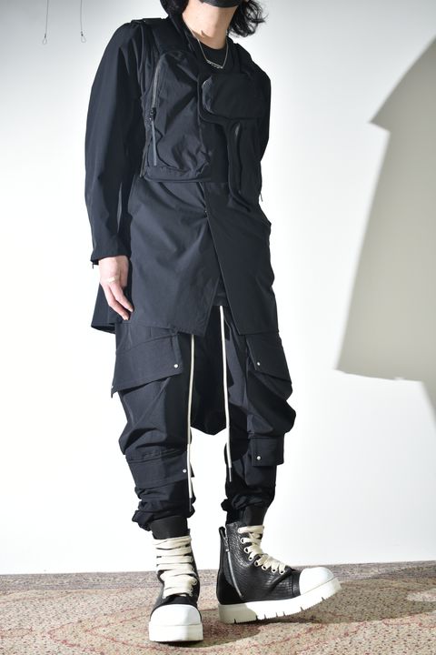 テクニカルな生地感とディテールで