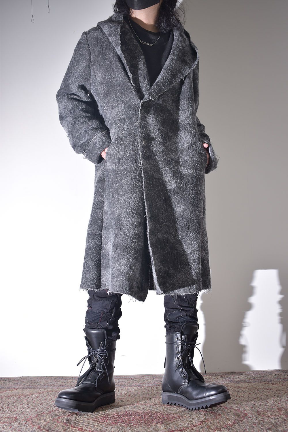 雰囲気のあるコートを羽織る