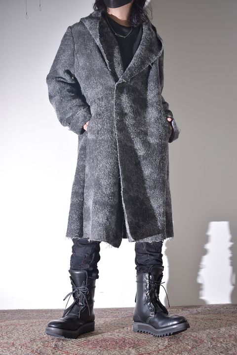 雰囲気のあるコートを羽織る