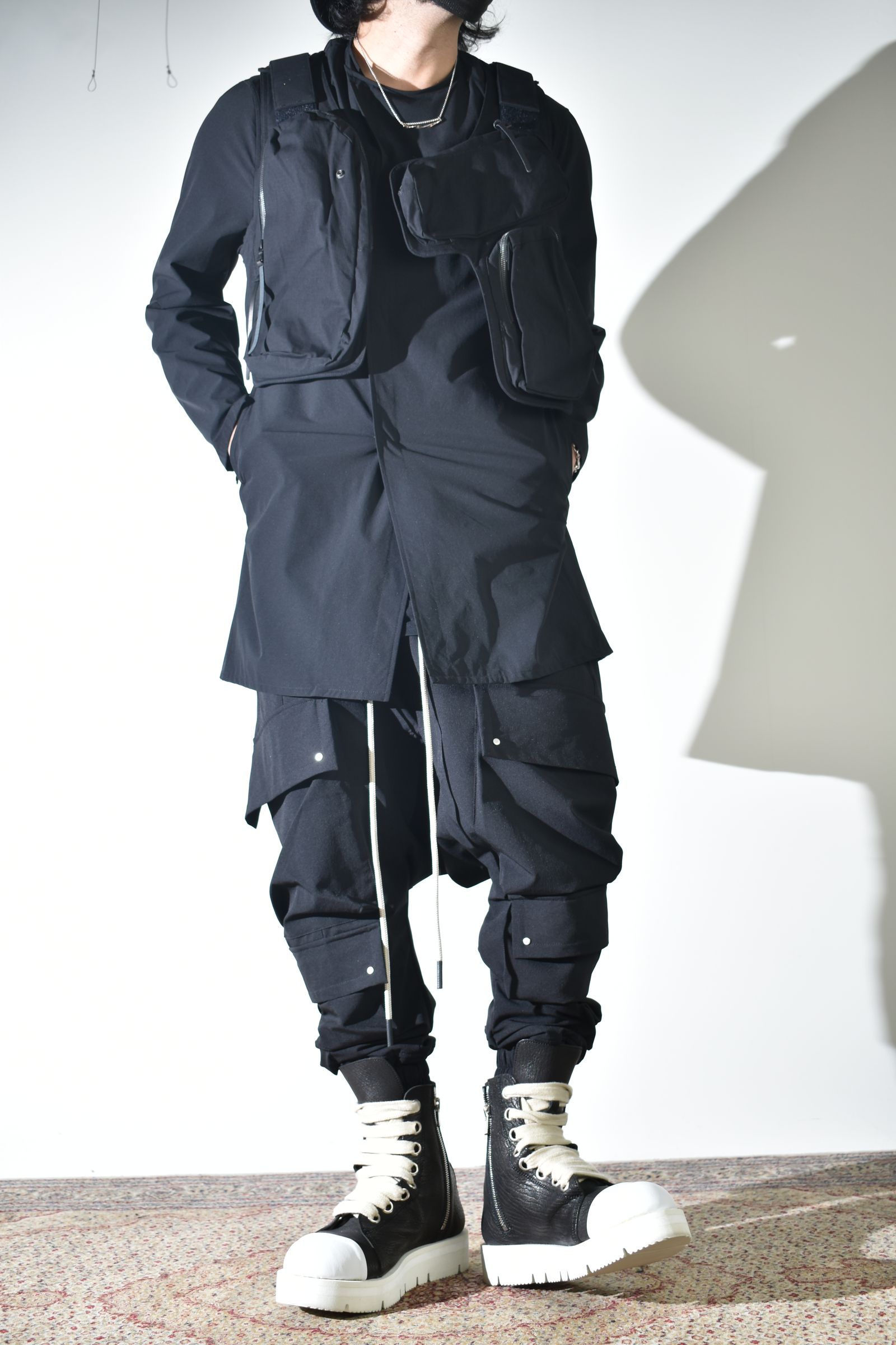 テクニカルな生地感とディテールで