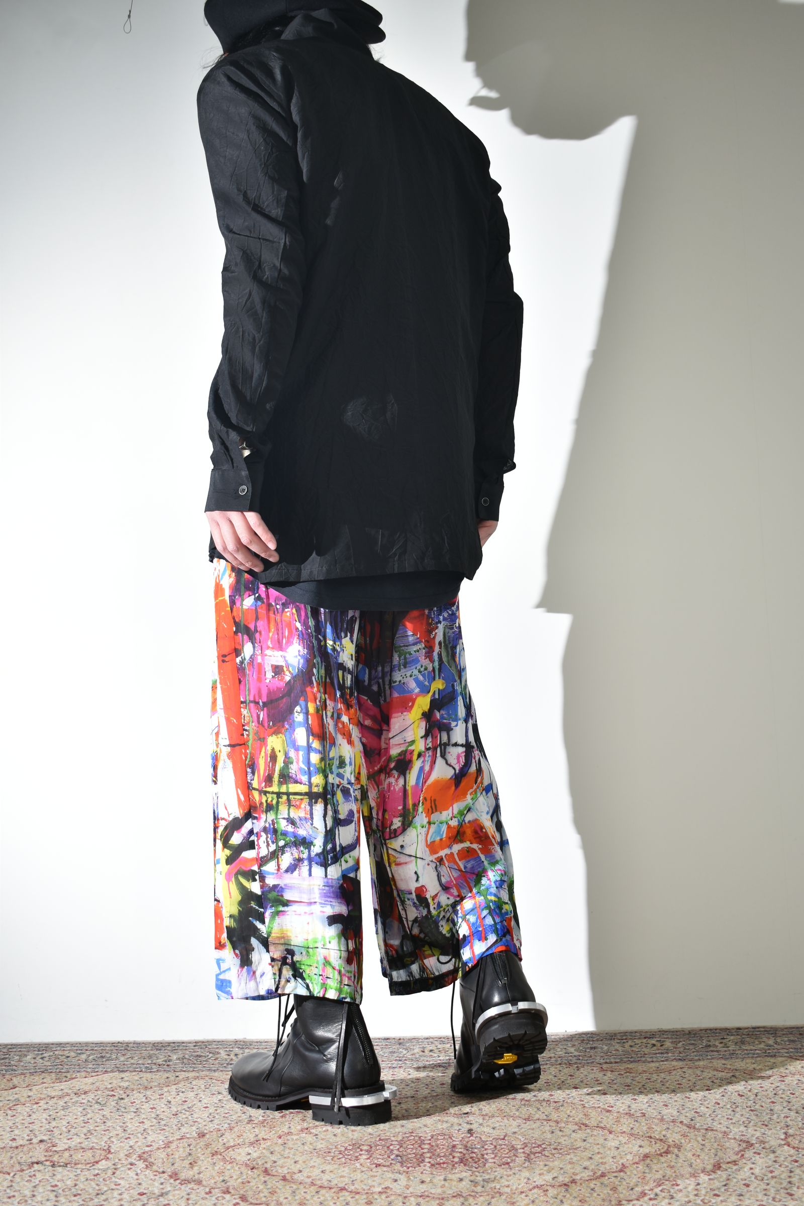 ソリッドなシャツにカラフルなクロップドイージーパンツ