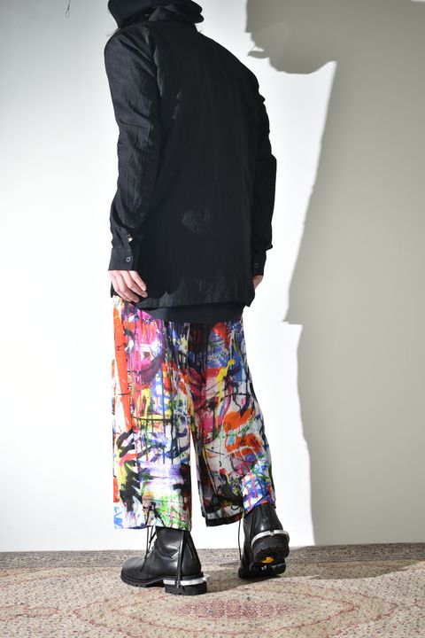 ソリッドなシャツにカラフルなクロップドイージーパンツ