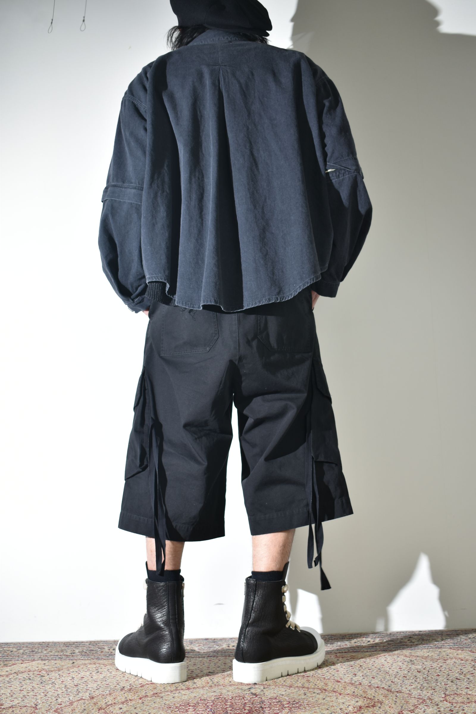 デニムシャツとカーゴショーツ