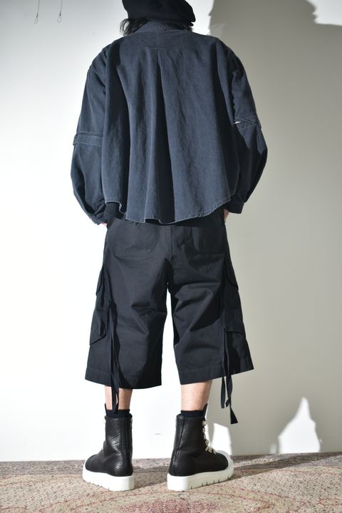 デニムシャツとカーゴショーツ