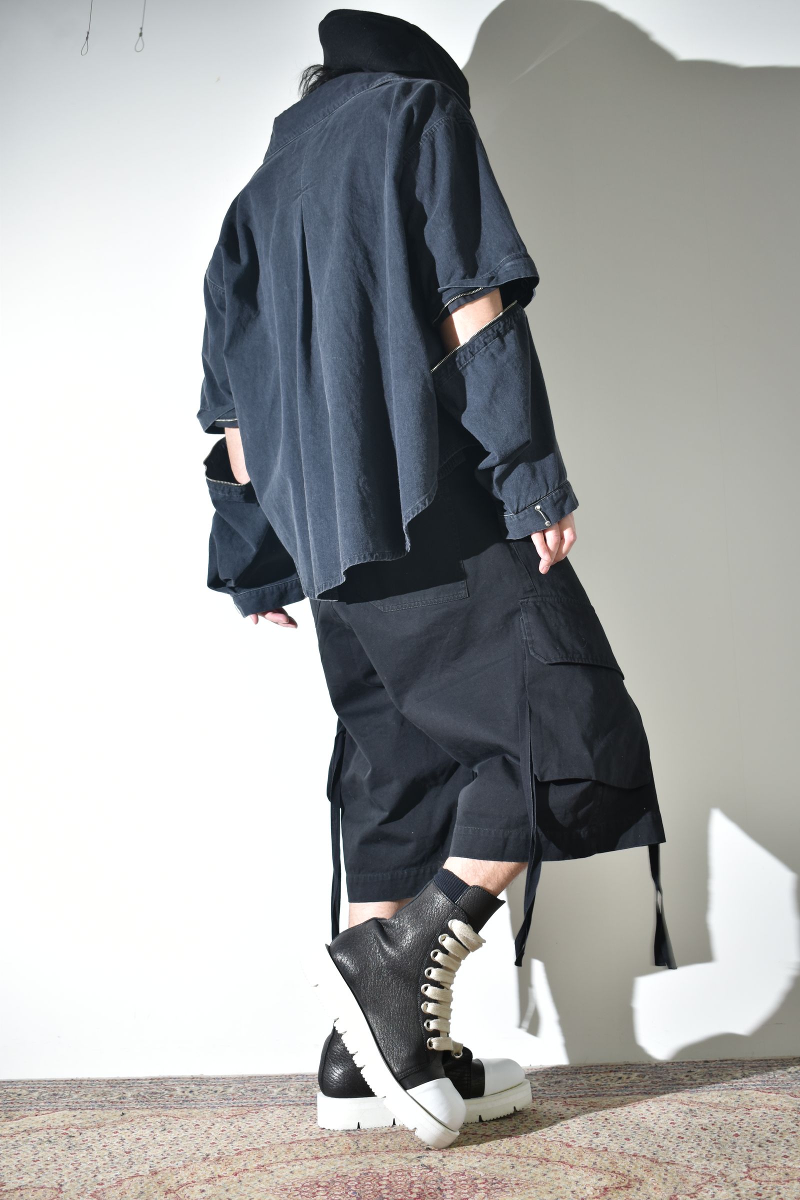 デニムシャツとカーゴショーツ