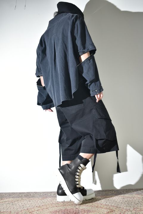 デニムシャツとカーゴショーツ