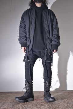 ボンバージャケット×フーディの王道スタイル