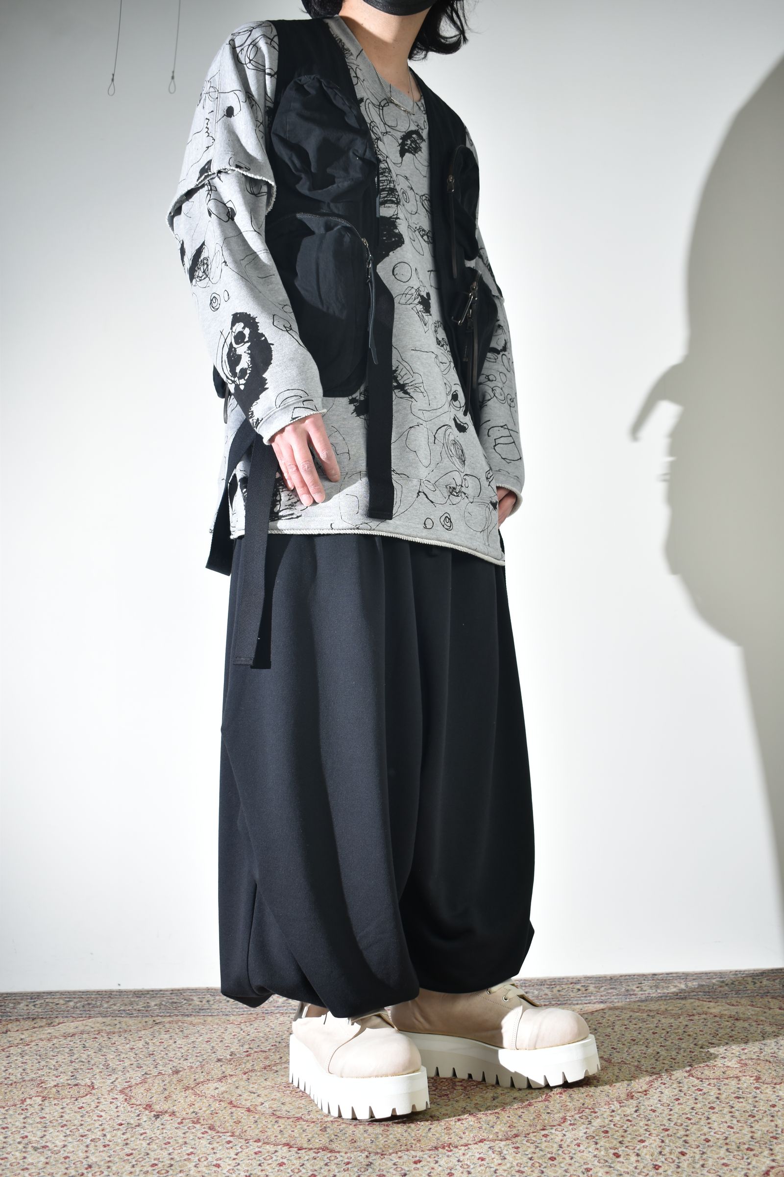 ラフなスウェットにベスト