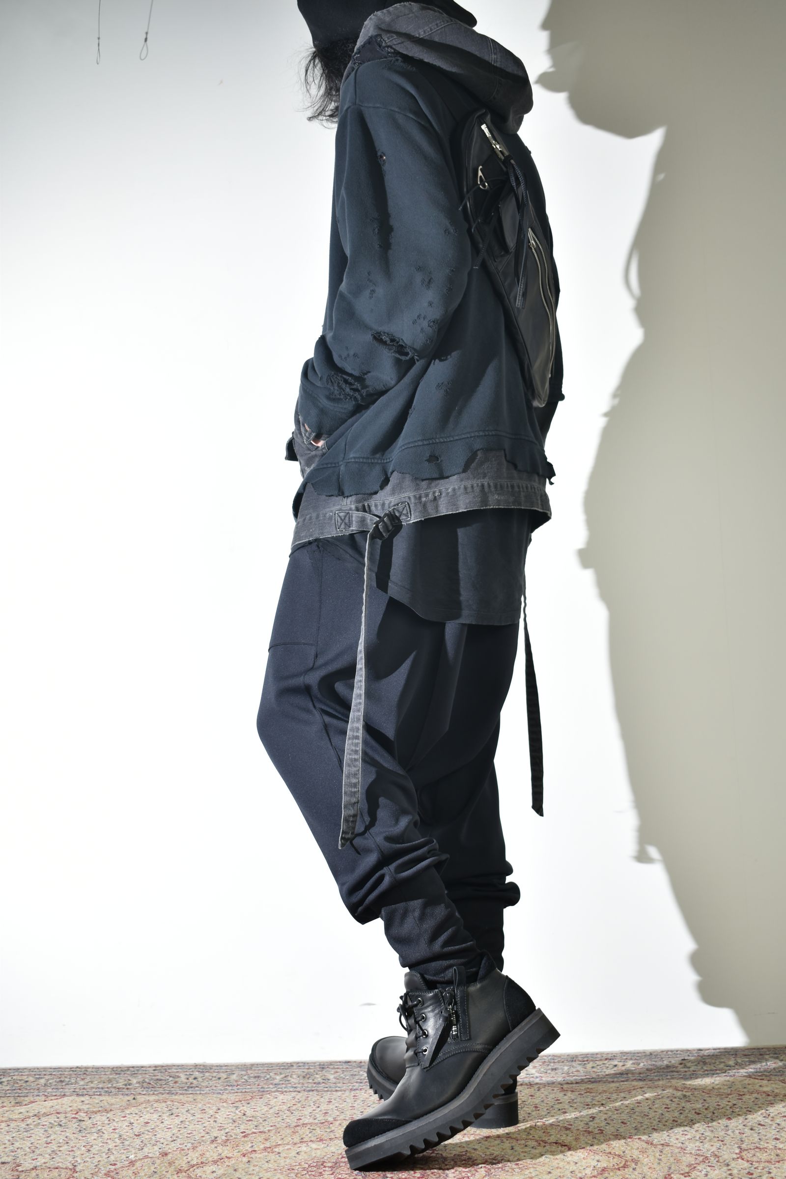 リラックス感のあるパンツでカジュアルに