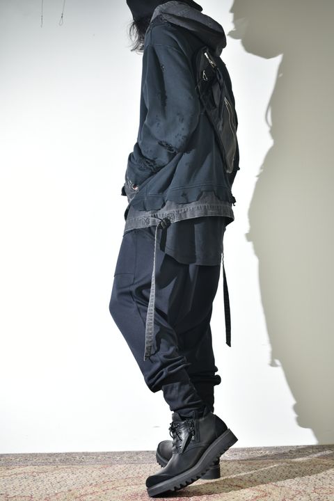 リラックス感のあるパンツでカジュアルに